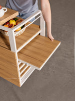 Chariot de bar extérieur TOCO Meubles en bois clair et métal blanc avec plateau coulissant pour le service