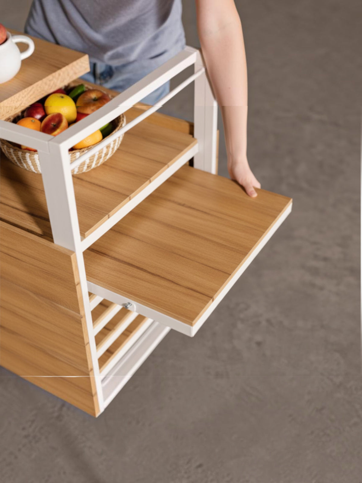 Chariot de bar extérieur TOCO Meubles en bois clair et métal blanc avec plateau coulissant pour le service