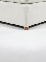 Coin Montrose de TOCO Meubles en tissu côtelé beige clair avec pieds en bois cylindriques