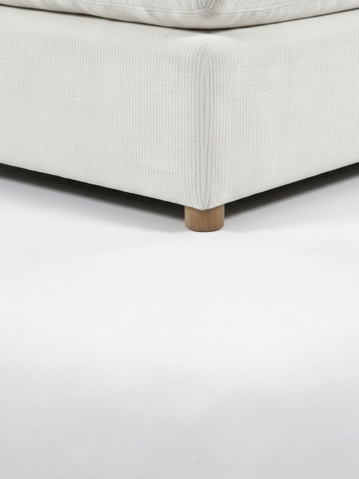 Coin Montrose de TOCO Meubles en tissu côtelé beige clair avec pieds en bois cylindriques