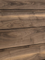 Gros plan sur le veinage bois naturel de la commode haute Alma 5 tiroirs de TOCO Meubles au design contemporain