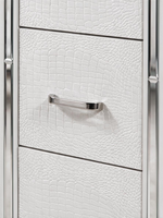 Gros plan sur un tiroir de la commode haute Aurore de TOCO Meubles avec fini blanc texturé alligator et poignée chromée