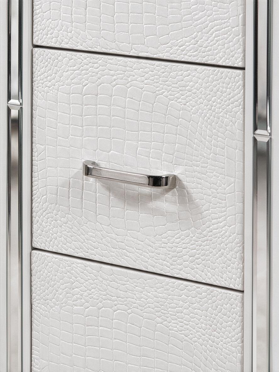Gros plan sur un tiroir de la commode haute Aurore de TOCO Meubles avec fini blanc texturé alligator et poignée chromée