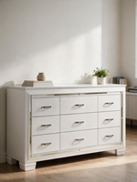 Commode double blanche TOCO Meubles avec neuf tiroirs, texture imitation alligator et bordures en miroir biseauté.