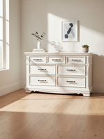 Commode double TOCO Meubles Florence blanche à sept tiroirs avec poignées en nickel noir dans une chambre lumineuse