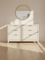 Commode double Iris TOCO Meubles en bois blanc antique avec six tiroirs à rainures géométriques et poignées noires