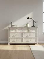 Commode double Lucie TOCO Meubles en placage de chêne gris pâle avec sept tiroirs et poignées noires antiques