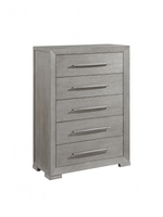 Commode haute Arthur par TOCO Meubles en placage de chêne gris avec cinq tiroirs et poignées en bois assorties
