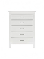 Commode haute Rosalie par TOCO Meubles en bois blanc avec cinq tiroirs et poignées chromées polies