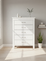 Commode haute blanche TOCO Meubles Rosalie avec cinq tiroirs et poignées chromées dans une chambre lumineuse