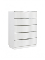 Commode haute TOCO Meubles Céleste blanche avec cinq tiroirs texturés et poignées argentées sur fond blanc