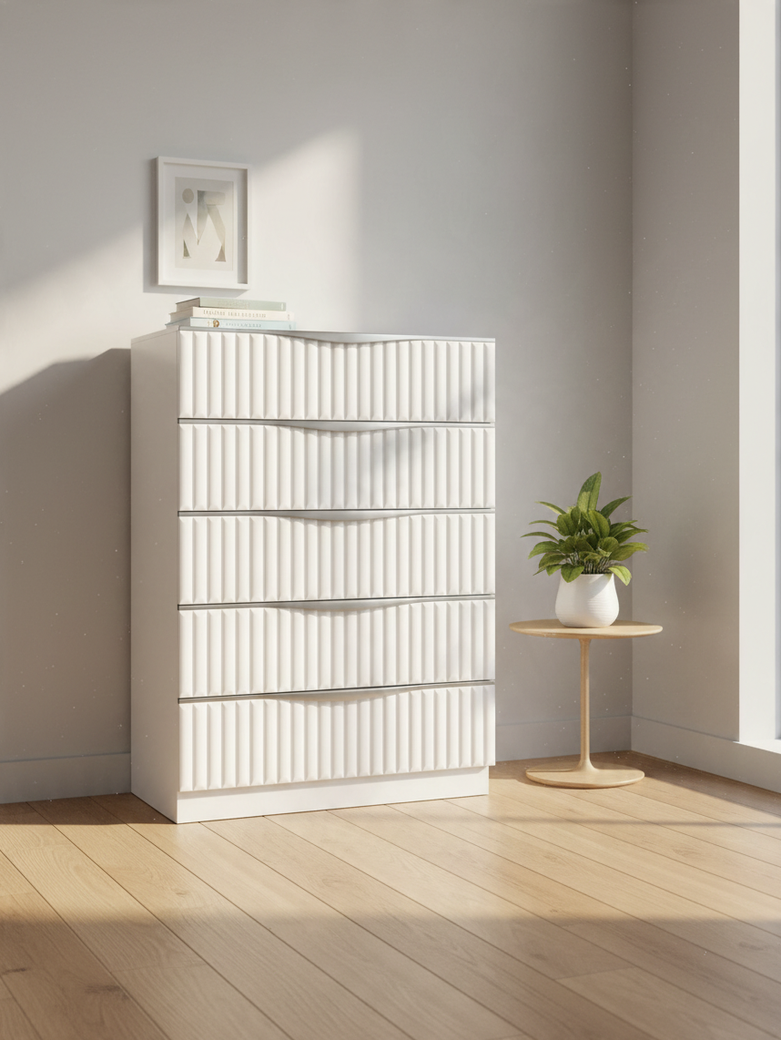 Commode haute TOCO Meubles Céleste blanc perle avec cinq tiroirs texturés et poignées argentées dans une chambre