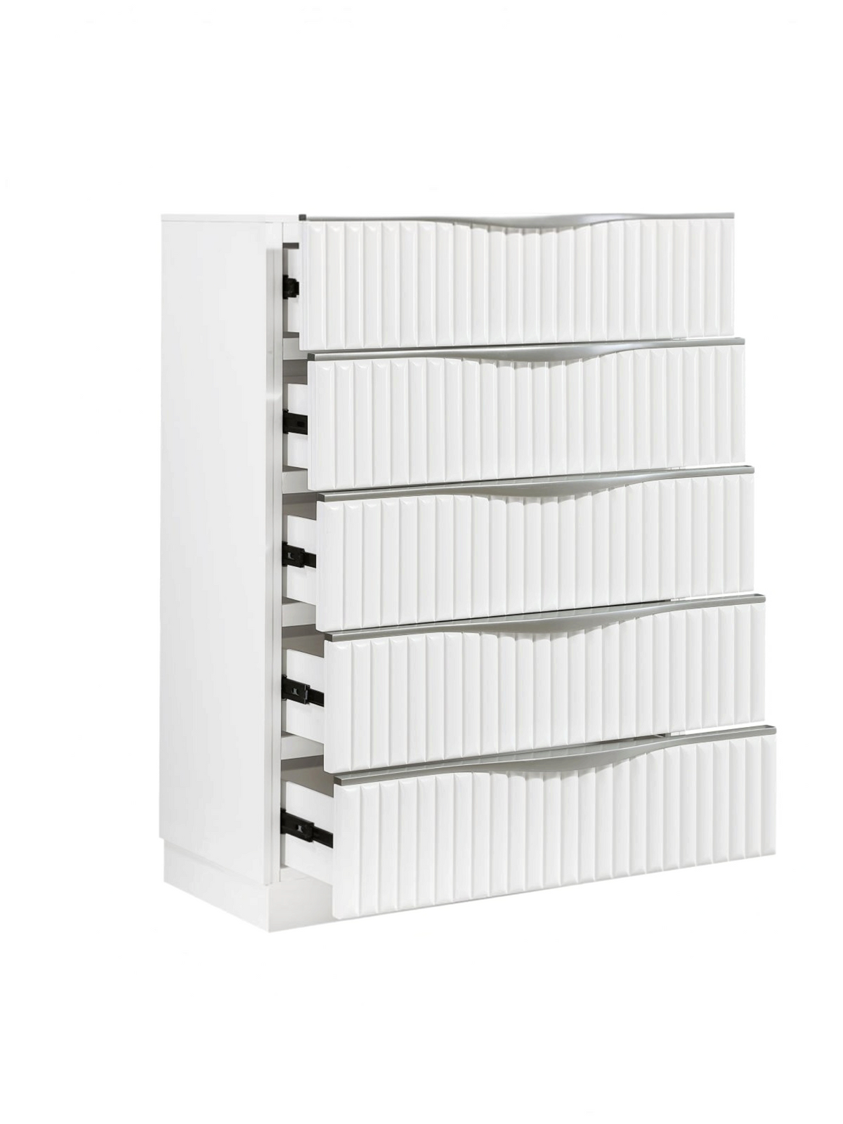Commode haute TOCO Meubles Céleste blanche à cinq tiroirs avec façades texturées et poignées argentées