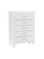 Commode haute TOCO Meubles Rosalie blanche à cinq tiroirs avec poignées chromées polies et moulures classiques