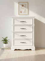 Commode haute TOCO Meubles Florence blanche à 4 tiroirs avec poignées en nickel noir dans une chambre lumineuse
