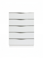 Commode haute TOCO Meubles Céleste blanche à cinq tiroirs avec façades texturées et poignées argentées