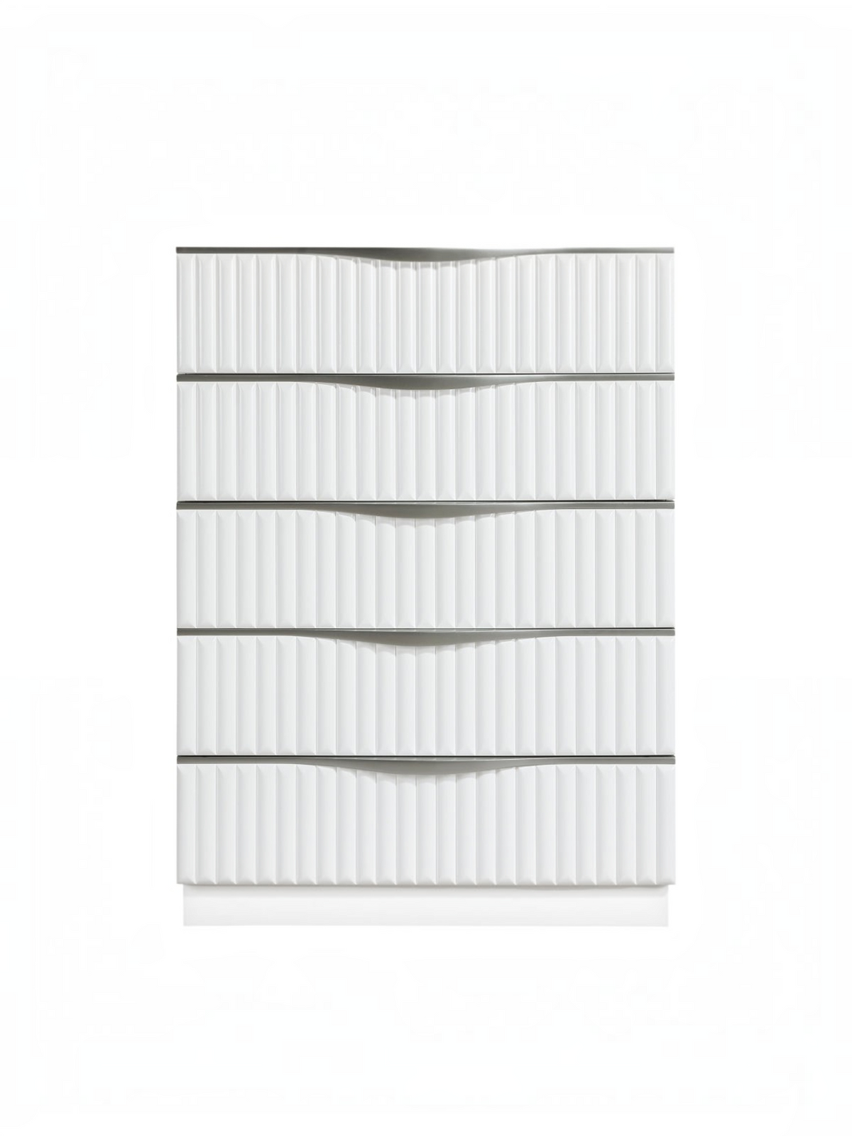 Commode haute TOCO Meubles Céleste blanche à cinq tiroirs avec façades texturées et poignées argentées