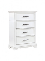 Commode haute Florence TOCO Meubles blanche à 4 tiroirs avec poignées en nickel noir sur fond blanc