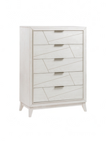 Commode haute Iris TOCO Meubles en bois blanc antique avec cinq tiroirs et rainures géométriques asymétriques.