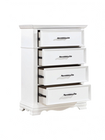 Commode haute TOCO Meubles Florence blanche à quatre tiroirs avec poignées en nickel noir sur fond blanc