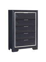 Commode haute Maeva TOCO Meubles bleu nuit avec cinq tiroirs, bordures acryliques biseautées et poignées chromées