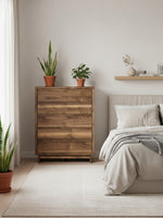 Commode haute TOCO Meubles Alma en bois avec 5 tiroirs dans une chambre moderne aux tons neutres