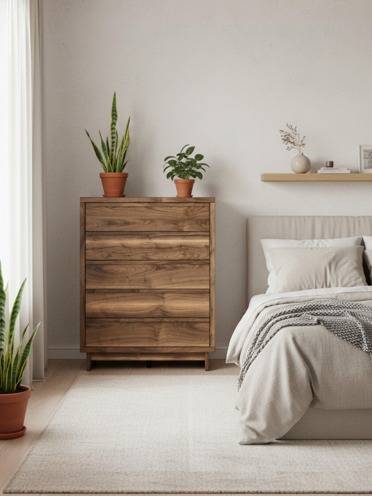 Commode haute TOCO Meubles Alma en bois avec 5 tiroirs dans une chambre moderne aux tons neutres