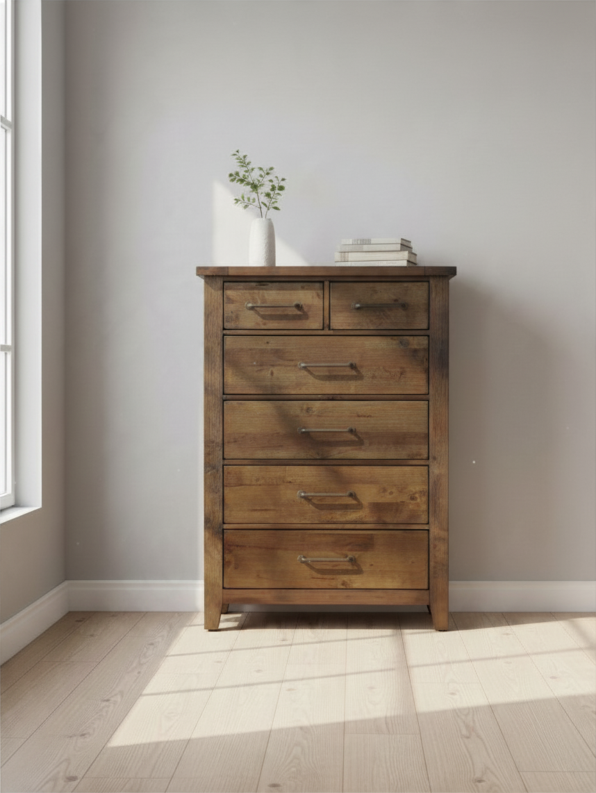 Commode haute Jules TOCO Meubles en bois d'hévéa brun bruni avec six tiroirs et poignées en laiton antique