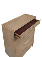 Commode haute Samora par TOCO Meubles en bois brun clair avec cinq tiroirs et poignées en nickel antique