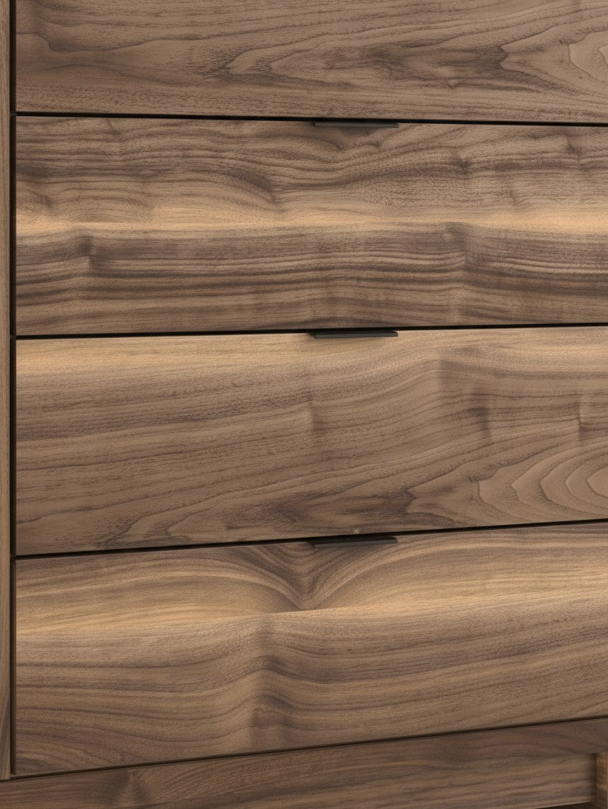 Commode haute TOCO Meubles Alma avec quatre tiroirs en bois au veinage riche et poignées noires contemporaines