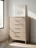 Commode haute Laurent TOCO Meubles en placage de chêne clair avec cinq tiroirs et poignées en nickel