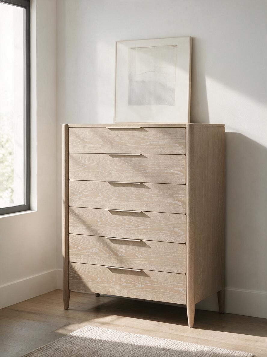 Commode haute Laurent TOCO Meubles en placage de chêne clair avec cinq tiroirs et poignées en nickel