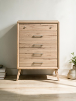 Commode haute TOCO Meubles Joaquin en chêne naturel avec cinq tiroirs et poignées en nickel brossé style mid-century