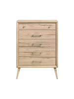 Commode haute Joaquin TOCO Meubles en chêne naturel avec cinq tiroirs et poignées en nickel brossé style mid-century