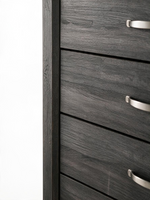 Gros plan sur la commode haute Elio de TOCO Meubles en bois gris à grain apparent avec poignées chromées