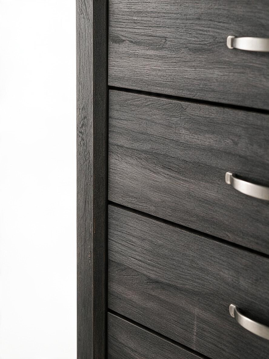 Gros plan sur la commode haute Elio de TOCO Meubles en bois gris à grain apparent avec poignées chromées