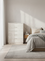 Commode haute TOCO Meubles Eloïse à cinq tiroirs avec cadre blanc et façades gris pâle texturées dans une chambre