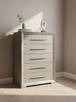 Commode haute TOCO Meubles Arthur grise avec cinq tiroirs en placage de chêne embossé et poignées en bois assorties