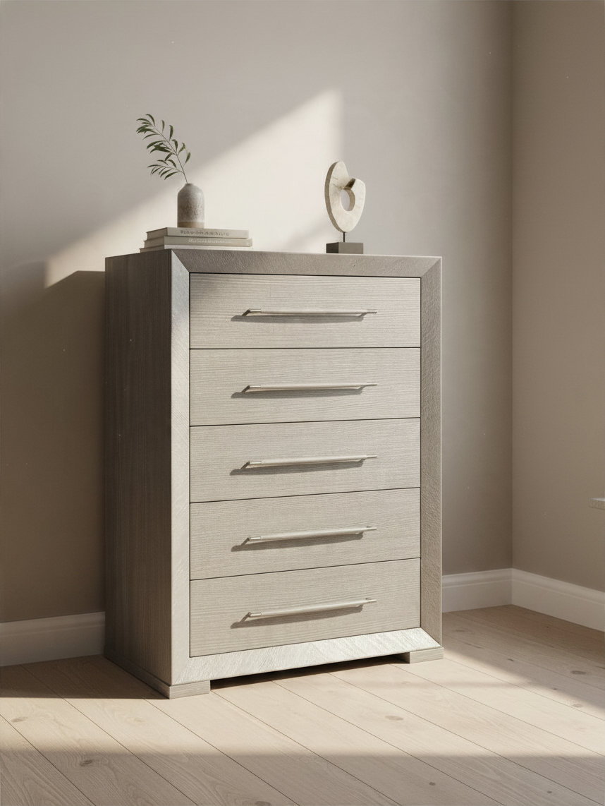 Commode haute TOCO Meubles Arthur grise avec cinq tiroirs en placage de chêne embossé et poignées en bois assorties