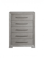 Commode haute Arthur par TOCO Meubles avec cinq tiroirs en placage de chêne gris et poignées en bois assorties
