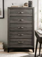 Commode haute Elio de TOCO Meubles avec cinq tiroirs, fini gris effet bois et poignées chromées polies.