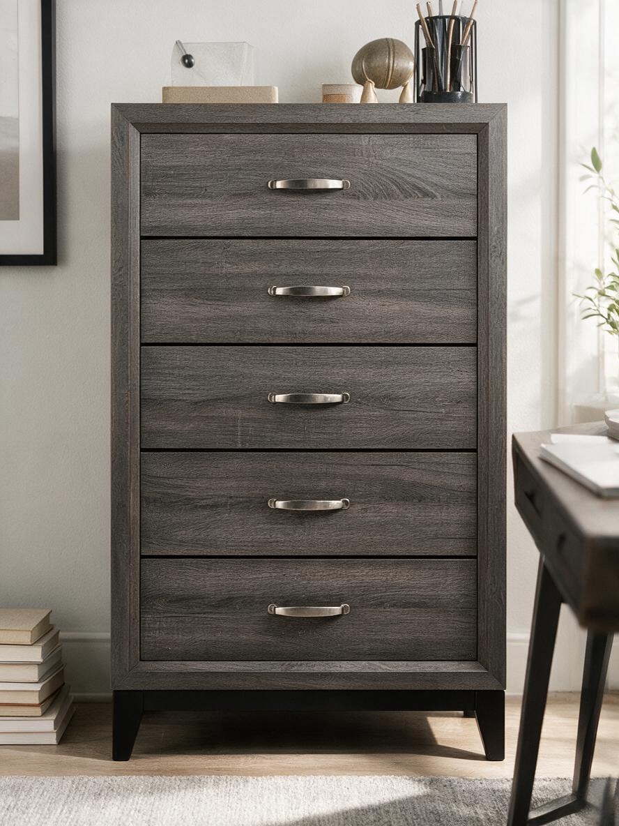Commode haute Elio de TOCO Meubles avec cinq tiroirs, fini gris effet bois et poignées chromées polies.
