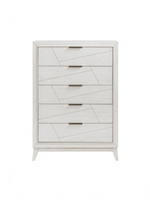 Commode haute Iris TOCO Meubles à cinq tiroirs en bois blanc antique avec rainures géométriques et poignées noires