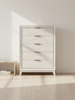 Commode haute Iris TOCO Meubles en bois blanc antique avec cinq tiroirs et motifs géométriques asymétriques