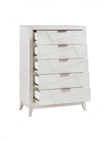 Commode haute Iris TOCO Meubles à cinq tiroirs en bois blanc antique avec rainures géométriques et poignées noires