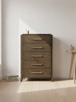 Commode haute Edgar TOCO Meubles en bois d'hévéa noyer foncé avec cinq tiroirs et poignées chromées