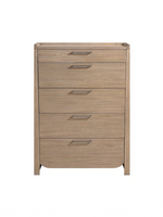 Commode haute Samora de TOCO Meubles en placage de hickory brun clair avec cinq tiroirs et poignées nickel antique