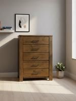 Commode haute Silas de TOCO Meubles en placage de mindi fini chêne brossé avec cinq tiroirs et poignées brun foncé