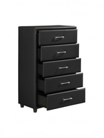 Commode haute TOCO Meubles Léon en similicuir noir avec cinq tiroirs et poignées argentées sur fond blanc