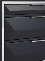 Commode double Maeva par TOCO Meubles en bois bleu nuit avec tiroirs biseautés et poignées chromées